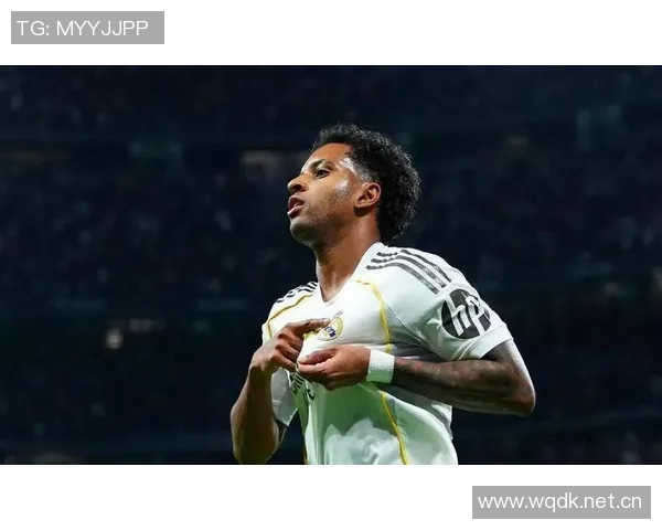 罗德里戈禁区内巧妙漏球晃倒后卫右脚弧线球精彩破门