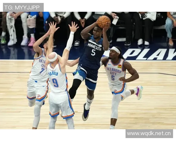 爱德华兹表现平平半场11投仅4中收获10分2篮板并有2次失误 爱德华兹表现平平半场11投仅4中收获10分2篮板并有2次失误