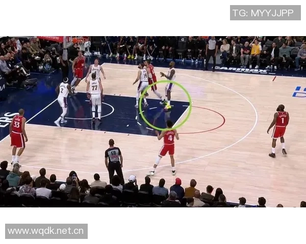 特伦特上篮受伤左小腿被搀扶回更衣室球迷心痛不已 特伦特上篮受伤左小腿被搀扶回更衣室球迷心痛不已