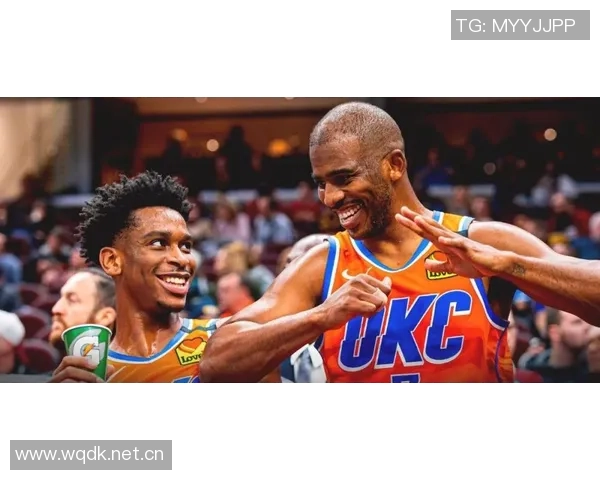 亚历山大与小乔丹手牵手脱离战圈轻松聊天展现友谊的温暖时刻